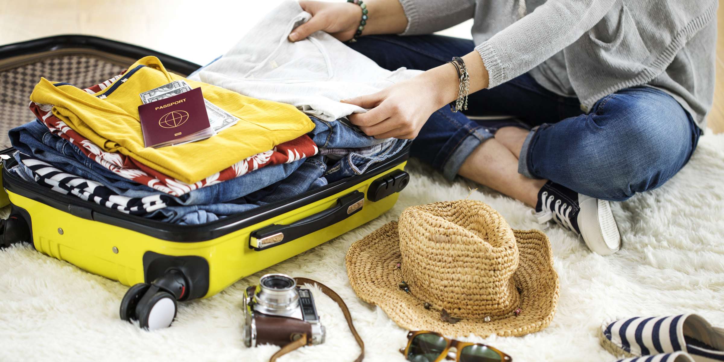 Вещи в дорогу. Зимняя путешествие чемодан. Beach surfboat Market Suitcase. Grasped his Suitcase. Как собрать чемодан на лечение.